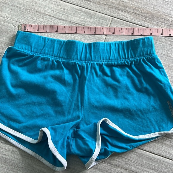 Light blue hot shorts 3” Reebok size medium - Picture 10 of 11
